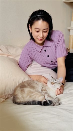 MIZUKI YAMAMOTO / 山本美月 on Instagram: "⋆⸜☾⸝‍⋆ 久しぶりに会ったにゃんこ様。すみちゃん。 触らせてくれるようになってたぁ。 嬉しい。 #猫アレルギーだけど猫が好き"