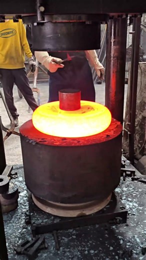 Explosive hydraulic press forging press