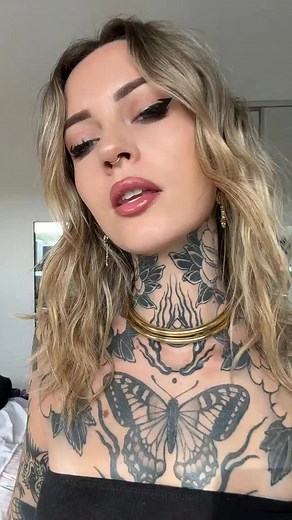 Another day, another babe in our classic gold Alchemy stack. ❤️‍🔥 Available now on sale for the first time ever, stack & save like never before. ⚡️ Babe: @bronkfox | AZADI Adornments