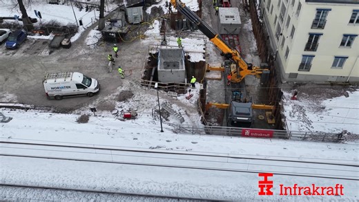 Check-in från ett av våra pågående projekt! Här ser ni en kortare film från lyftet av den första pumpstationen i projekt Uppsala Planskilda korsningar. Detta är etapp 1, där totalt två pumpstationer ska lyftas på plats – en på St Persgatan och en på St Olofsgatan. Grymt teamwork och millimeterprecision när stora pusselbitar faller på plats! Fortsättning följer. #Infrakraft #InfrakraftSverigeAB #InfrakraftSverige #Infrastruktur #Järnväg #Trafikverket #Uppsala | Infrakraft Sverige