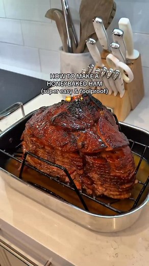 This honeybaked ham takes barely any time to make, so if you’re in a rush, this recipe is for you! I made it for Friendsgiving super quickly after I got off of work, & it was a crowd pleaser!!🤗 Ingredients: -1 spiral sliced ham -1 cup orange juice -4 tbsps melted butter -4 tbsps hot honey -1/2 cup granulated sugar -1 cup dark brown sugar -1/2 tsp lawry’s seasoned salt -1/2 tsp onion powder -1 tsp cinnamon -1/2 tsp nutmeg -1/2 tsp cloves -1/2 tsp ground ginger -1/2 tsp sweet paprika -1/4 tsp all