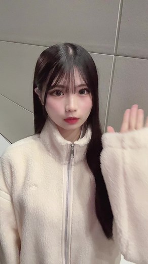 丸顔に似合うファッションは？