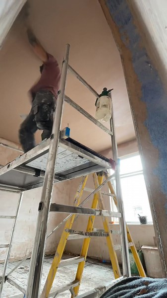 Throwback to a ceiling i did start to finish.. camera fell during the first coat 🤓 First coat, Second coat and flatten and finish and yes i need a labourer!! #plasteringlife #renovation #keeponkeepingon #plastering #schoolsoutforsummer #firstcoat #secondcoat #ceilings #finaltrowel #polishcoat #diy #DIY #hawkandtrowel