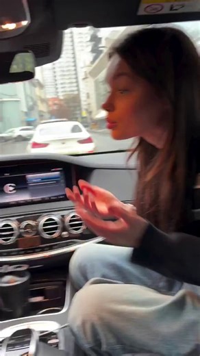 A video of a woman interacting with a monkey has gone viral online, primarily due to the animal’s expressive and unexpected reactions during the conversation.