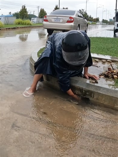 Unblocking the Drain, Protecting the Road #trending #foryou #culverts #remove #uncloggingdrains