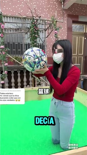 esta CHICA debe ENCONTRAR una UVA entre muchas PELOTAS 🎾🍇