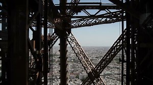 ascenseur Tour Eiffel. Le point de : vidéo de stock (100 % libre de droit) 1270096 | Shutterstock