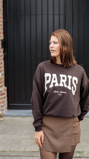 Paris of New York? Veelzijdige sweaters zijn de perfecte aanvulling op jouw najaarsgarderobe. Draag ze casual met een stoere jeans of combineer je favoriete sweater met een leuk rokje voor een elegante twist. | A-Mode