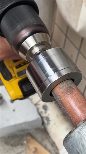 😡Oxidised pipe orifices getting you upset? 👉Try this pipe opening brush with your drill to 🌪️quickly clean oxidised stains and paint to shine like new!✨!#tiktokshop #tools cjw