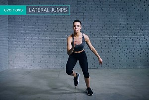 Lateral jumps: a great exercise to strengthen your legs and improve the stabilization of both hips and trunk. Additionally, it will get your heart pumping! Follow these steps to perform it: 1️⃣ Start performing this exercise slowly and gradually speed it up. 2️⃣ First, bend your right knee and move your feet over with a small jump, transferring your body weight to the left side. 3️⃣ Now bend your left knee and move your right foot to the other side with a small jump. 4️⃣ Make sure you use your a