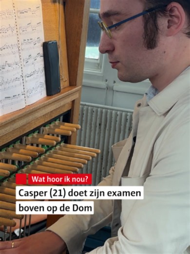 De klokken mogen luiden voor Casper! 🔔🎶 De 21-jarige HKU-student slaagde in de Domtoren voor zijn examen als beiaardier en kreeg daarvoor het oordeel 'zeer goed. Een beiaardier bespeelt de klokken van een toren en laat ze samen muziek maken. #rtvutrecht #domtoren #beiaardier