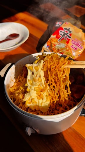 Hendri | the foodie 👨‍🍳 on Instagram: "This combo hits different anytime you need a warm hug in a bowl 💛 Corn cheese toomba ramyeon 🫠 1 tbsp butter 1/2 cup corn kernels (drained out the water if you’re using canned corn) 1/2 cup mozarella cheese 2 tbsp sugar and a pinch of salt 1 pack toomba ramen Served with your favourite ramen toppings, I am using crispy bacon strips #instantnoodles #koreancooking #koreanrecipe #latenightsnack #corncheese #comfortfood"