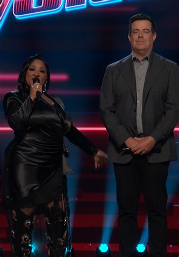 Carson Daly Hosts The Voice Playoffs with Style