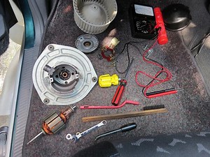 叩いても動かないエアコンブロワモーターを分解したら中はカオスだった…