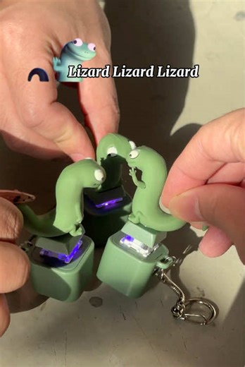 U know what to do, lizard lizard~🦎Who doesn’t have this lizard keychain yet?#fidgettoys #keychains #funnygifts #lizard #fyppp