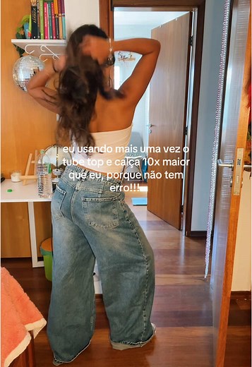 Stylish Looks with Tube Tops and Loose-Fitting Jeans