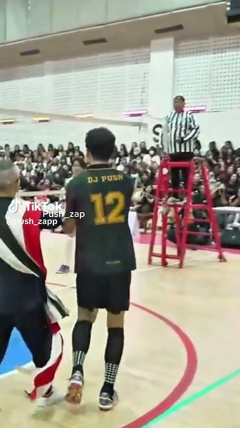 นักวอลเลย์บอลหล่อเบอร์ 12 ดีเจพุฒ