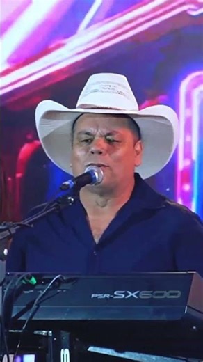 Has anyone ever fallen in love with a friend? #joaomorenoemariano #show #edimilsonbatista