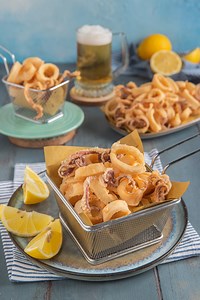 La frittura di calamari come al ristorante, ma fatta in casa ⭐️ https://www.soniaperonaci.it/calamari-fritti/ Un classico intramontabile della cucina di mare, perfetto per rievocare le atmosfere estive. Con pochi ingredienti e le giuste tecniche, otterrai calamari dorati e croccanti fuori, tenerissimi dentro, proprio come al ristorante. 🍳 INGREDIENTI BASE: • 1kg calamari freschi • Farina di riso q.b. • 1L olio di arachidi • Sale q.b. 📝 PROCEDIMENTO: 1️⃣ Pulizia calamari • Rimuovi pelle, occhi,