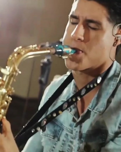 Amazing Saxophone Solo Performance by Los Avelinos