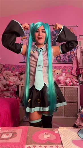 Big guy Miku 💪🏻🩵 #mikuhatsunecosplay #hatsunemikuvocaloid #mikucosplay #cosplaygirl #fypcosplay