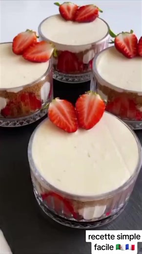 Ingrédients : ​250g de mascarpone ​200ml de crème liquide 30% MG (bien froide) ​80g de sucre ​Arôme vanille ​Zeste de citron ​150g de biscuits spéculoos mixés ​Fraises ​C'est une excellente base pour un tiramisu aux fraises ou des verrines gourmandes #france #algeria #ramadan #رمضان #الشعب_الصيني_ماله_حل