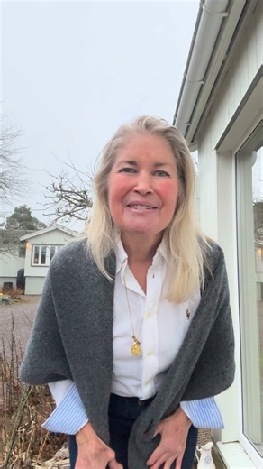 Vissa plagg blir snabbt favoriter av en anledning. Noelle är sjalen som enkelt lyfter din outfit✨, oavsett om du klär dig för vardag, fest eller bara vill ha något snyggt och värmande över axlarna hemma. Den är mjuk, följsam och otroligt lätt att bära – fungerar lika bra under jackan som över en klänning. Ett tidlöst plagg som passar året runt och som snabbt blir ett självklart val i garderoben✨ Många av våra kunder håller med Lena och uppskattar: • Elegant och stilren design • Mjuk och behaglig