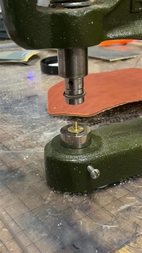 Installing a snap on a leather wallet #brasshardware #leathercrafting #fullgrainleather #leatherwallet