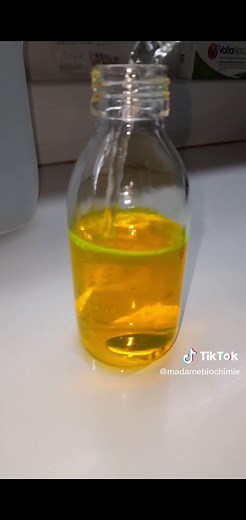 La fluorescéine, c’est quoi ? La fluorescéine est une substance colorante. Elle existe sous forme de poudre ou de liquide. Cette substance change de couleur en fonction de la lumière du jour, pour adopter une teinte jaune fluo. #chimie #pharmacie #dermatologie #asmr #foryou #pourtoi #asmrvideo #eau #fluorescent #fluo #pharmacist #preparation #médicament #varicelle #CapCut