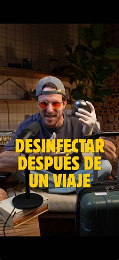 Una casa más desinfectada no necesariamente es una casa más saludable. La higiene funciona mejor cuando tiene intención: lavarte las manos en momentos clave, limpiar las superficies que realmente tocamos mucho y desinfectar cuando el contexto lo amerita. De hecho, en la mayoría de las situaciones cotidianas, limpiar con agua y jabón ya elimina gran parte de los microorganismos de una superficie; no necesitamos tratar cada rincón de la casa como si fuera un quirófano. Quizá la pregunta no debería