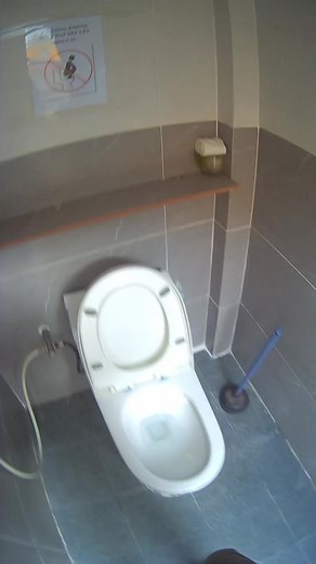 Soi bồn cầu bị nghẹt cho khách, soi và đục lên để tìm nguyên nhân, còn ráp lại có ng khác lo... #diendandung #suachuadiennuoc #thodiennuoc #thodien