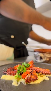 👨‍🍳 Ogni gesto in cucina è un atto d’amore. Al Mangia Restaurant by Hotel Athena, la passione per la cucina toscana si riflette in ogni fase della preparazione: dalla selezione degli ingredienti freschi alla creazione di piatti perfetti, ogni dettaglio è fondamentale. I membri della nostra brigata di cucina lavorano insieme con precisione e dedizione, trasformando ciascun piatto in un’opera d’arte da gustare. ✨ I gesti, i movimenti, tutto è pensato per offrirti un’esperienza che unisce tradizi