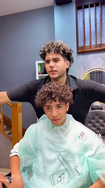 حلاقة شعر جديدة للشباب بسبب الأصدقاء