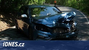 Při čelním střetu dvou vozidel na okraji Prahy se zranili dva lidé - iDNES.cz