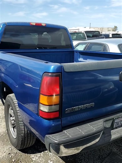 I found this super CLEAN GMC SIERRA dumped at auction 💙 #foru #gmcsierra #gmt800 #chevytrucks #chevysilverado @Kevin Daniel @Dcp2000