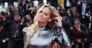Adriana Karembeu à couper le souffle en robe transparente en dentelle effet peau nue