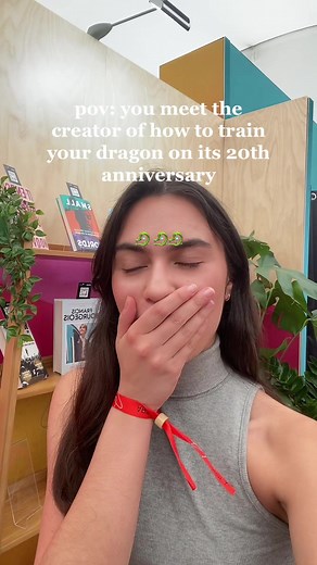 toothless is one of the great loves of my life - you’re telling me the film came out 13 years ago? I’m how old? Oh #booktok #samreading #hayfestival #howtotrainyourdragon