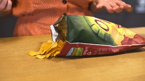 Viel weniger Krümel: Kennen Sie diesen Chipstüten-Trick?