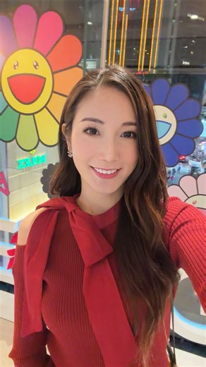 KAYAN C 蔡嘉欣 on Instagram: "蔡佳音又唱歌？ P.s. 你不尷尬，尷尬的就是別人。 話說我自從搬咗嚟港島區之後，基本上每個禮拜都會去利園！ 最近發現利園區變咗花花世界呀🌸🌼 又靚又有得玩！大家快留意✨ 而家希慎廣場4樓化身村上隆藝術嘉年華 只要喺希慎CASETiFY Pop up店（希慎3樓）選購村上隆 x CASETiFY: FLOWERS BLOOM 系列產品滿港幣$200, ，或憑希慎廣場當日商戶收據滿港幣 $200，並登記成為 CASETiFY Club 及 Lee Gardens 會員 (包括 hy!會員 / Club Avenue 會員 ) 就可以去4樓玩嘉年華啦！ 活動日期由即日起至 2026 年 1 月 15 日👆 開放時間：11:30 – 20:30 *活動內容可能會因其他活動、天氣或其他原因而更改或延遲。 即日起至到12月25號（換完即止） 「恒生信用卡利園區冬日專享禮遇」 於推廣期內，於利園區消費滿指定金額，並於消費當日透過「Lee Gardens」應用程式成功上載合資格消費單據，即可獲享利園區電子優惠禮券、指定商戶電子優惠禮券及或獲