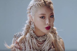 Watch: Chungha Gets Everyone’s Fingers “Snapping” With Her New MV