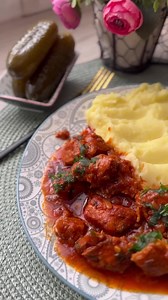 ✔️Cea mai buna tocanita de porc 💯 reteta Ardeleneasca 🔄 Distribuie reteta acum si o vei putea viziona si mai tarziu‼️ Ingrediente ⏬ • 1kg cotlet de porc/pulpa/ceafa • 3 cepe • 4 catei de usturoi • 1 lingura pasta concentrata de rosii • 250ml sos de rosii/bulion • 2 foi de dafin • 1 lingura boia dulce • 1 lingurita chimen • sare • piper #reels #foodvideo #fyp #fypage #Delicioso #traditionalfood #mancareromaneasca | Alina in bucatarie