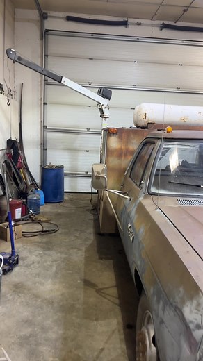 Mounting Crane on Welding Truck for Farm Use