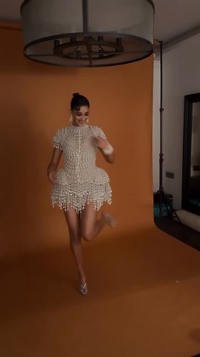 Ananya 🌙 on Instagram: "not my dad saying my glam is looking like a comedy show 🤡 is anyone into pearl shaking ASMR .. this video is for you 😁 it’s the chaos for me 🤌🏼 obsessed w the the dress 🤩"