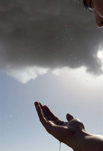 Die Wolke über dem sonnigen Ort