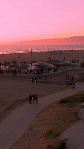 Sunset & vibes from the west side 🌴🌅 🛹 Venice Beach, California 🌊 . . #LA #LosAngeles #California #DiscoverLA #LosAngelesPhotographer #VeniceBeach #VeniceCalifornia | Zaid Shaat