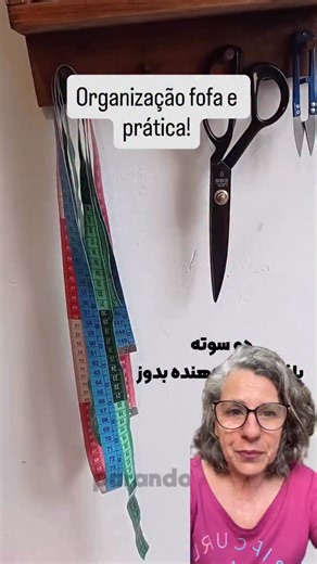 Viés e Verso on Instagram: "Ela ensina a fazer um porta-treco quadradinho, super charmoso e funcional 😍 O passo a passo é simples: com tecido e medidas diretas, você consegue montar o cestinho e ainda colocar uma argolinha pra pendurar onde quiser — perfeito pra deixar do lado da máquina de costura ou organizar pequenos objetos ✨ 👉 Me conta: você também ama ideias de organização feitas à mão? . Créditos: @ parandoukht . . . #dicas #portatreco #detalhesqueencantam #dicasdecostura #organizaçãopr
