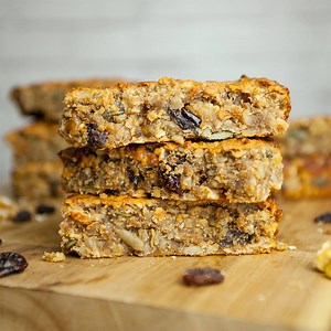 Forget about shop bought bars! These declious Homemade Protein Flapjacks are the real deal 😀 - Full recipe bit.ly/2KIIzk5 | So Vegan
