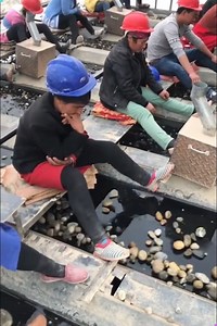 ✨ The Eyes That Spot Treasure: Jade Sorting #HotanJade #JadeArt #GemstoneSorting #TraditionalCraft #CulturalHeritage | Creative Inspiration For You