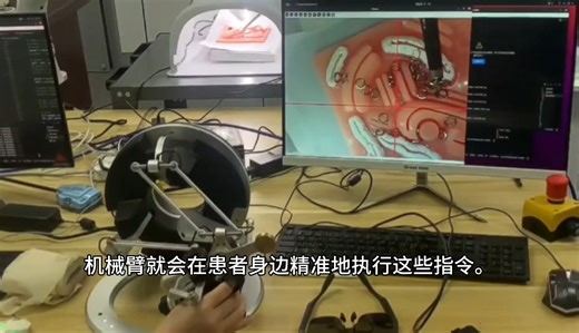 Omega7力反馈主手遥操作应用，控制达芬奇手术机器人末端工具精细操作。