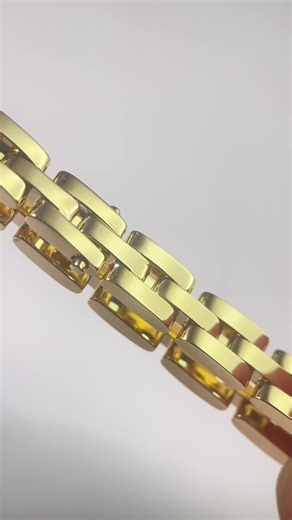 💫Cartier Tank Solo Rose Gold Bracelet | Exudes a sense of sophistication on the wrist!💫 The classic tank design, made of rose gold material, exudes a sense of elegance and luxury.✨Simple lines capture the elegance of French style, suitable for daily commutes or dates. The chain is finely crafted to fit the wrist comfortably, shimmering slightly in the sunlight, exuding a sense of luxury despite its understated appearance! #Cartier #TankSolo #Rose Gold Bracelet #Luxury Accessories #French Elega